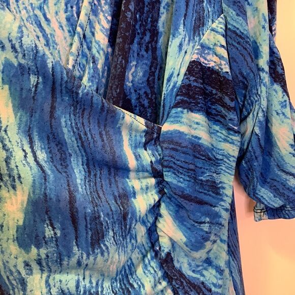 Grayson Size XL Beautiful blue and black blouse with front & sleeve ruching - Picture 5 of 9